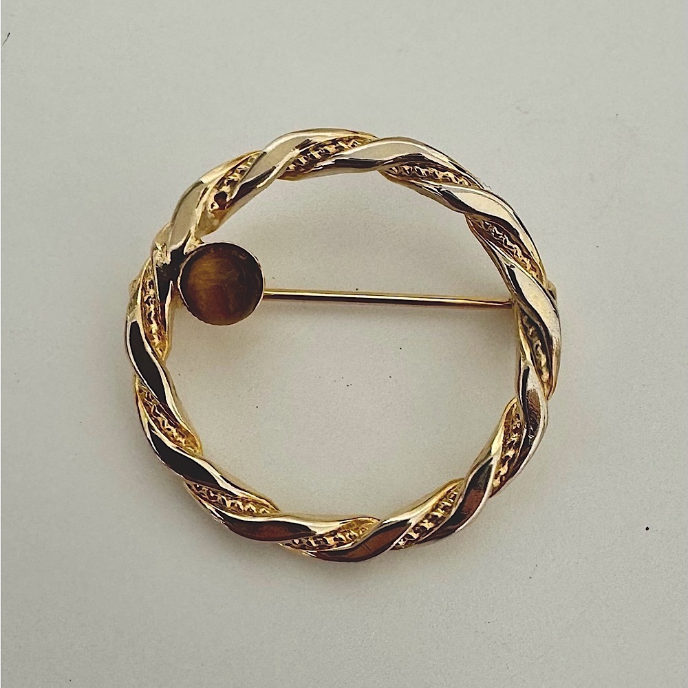 Elegant Vintage Gold-Tone Twisted Brooch with Tiger’s Eye